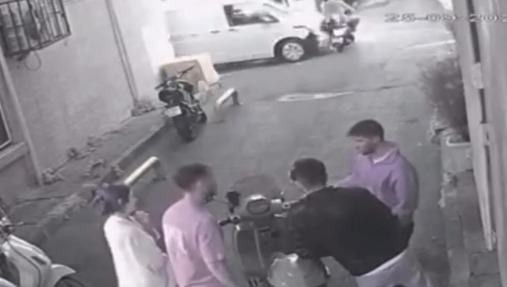 aniden yola cikan motosikletliye kamyonet carpti QQ5TAUsM