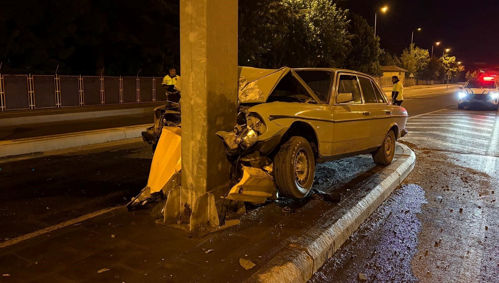 klasik otomobil direge ok gibi saplandi DlFQIagU