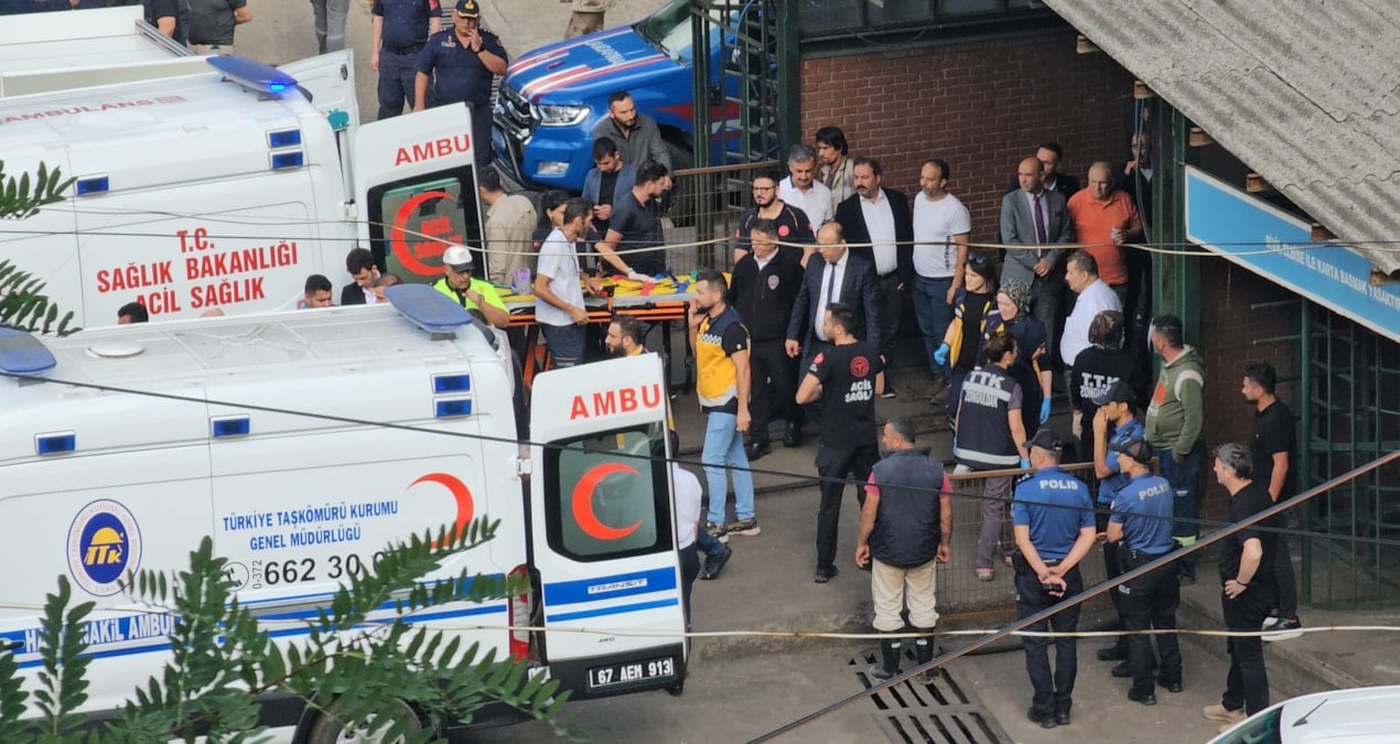 madende gocuk 1 isci hayatini kaybetti 4 isci kurtarildi qD97fTLX