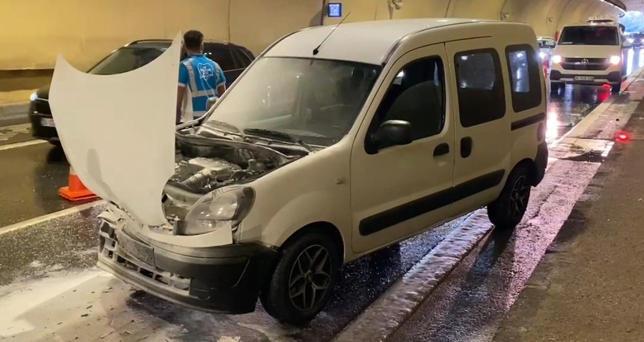 uskudarda zincirleme kaza bir otomobil yandi J7ZePrHO