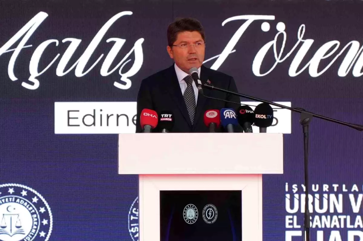 adalet bakani tunc selimiyenin golgesinden israili lanetliyorum ApmyRN5F