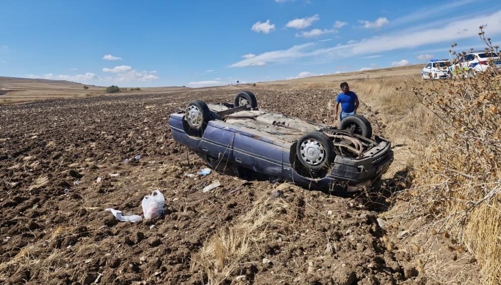 corumda otomobil tarlaya devrildi Y6DQVvMg