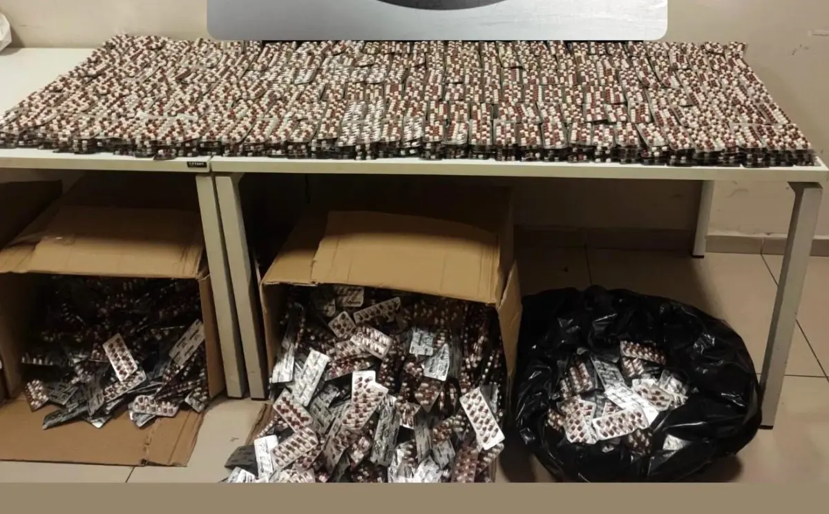 izmirde uyusturucu operasyonu binlerce hap ve silah ele gecirildi OTjf5UK9.jpg