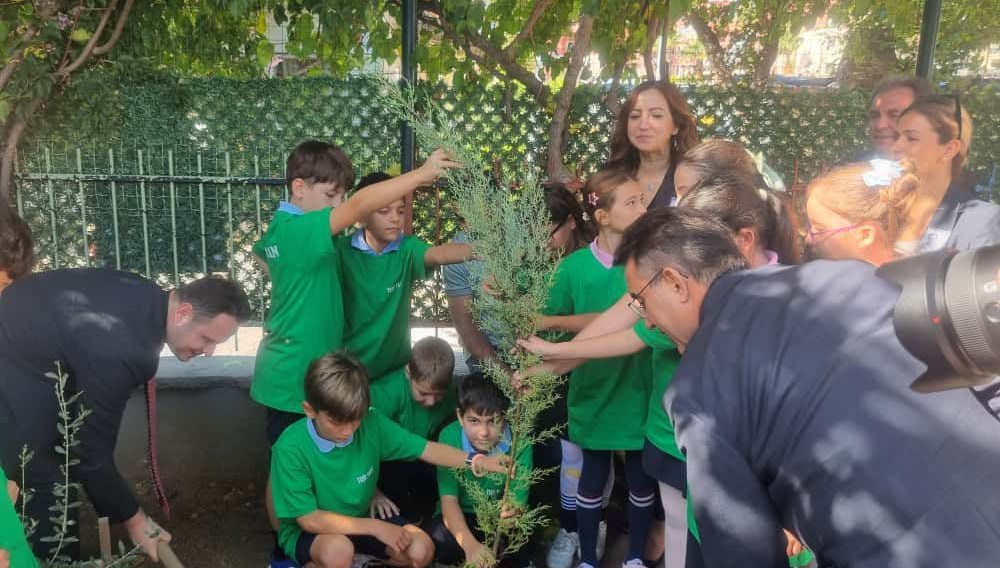 sehit ogretmen adinin verildigi okulda anildi 6HbhjGsK.jpg