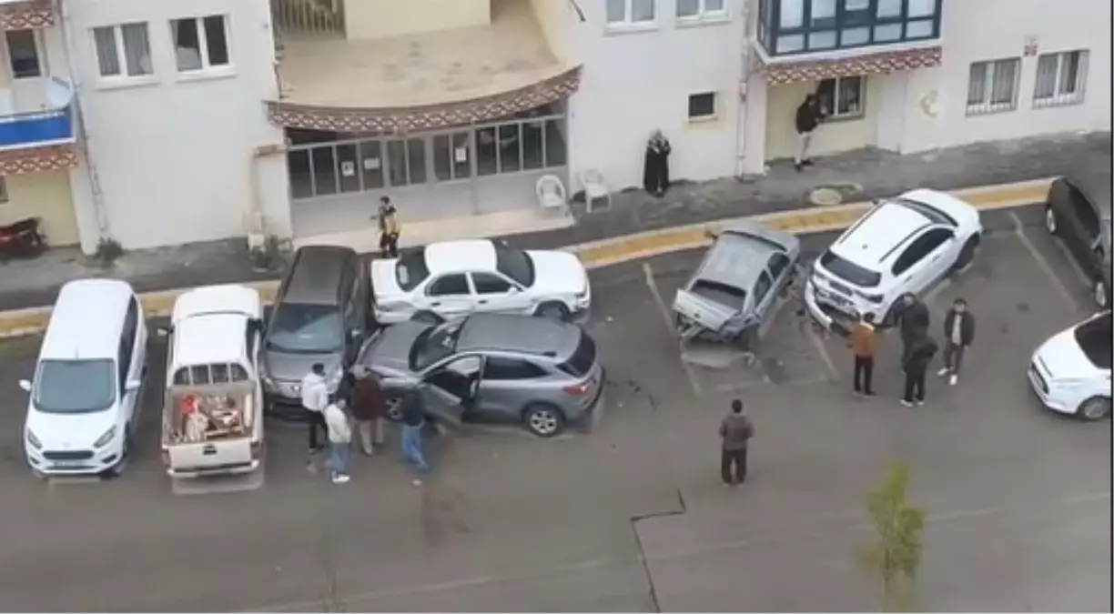 sivasta yagmurlu havada kontrolu kaybeden arac park halindeki 5 araca carpti ky46d5lT.jpg