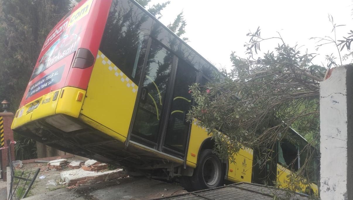 uskudarda iett otobusu kazasi wh7b4ZOp.jpg