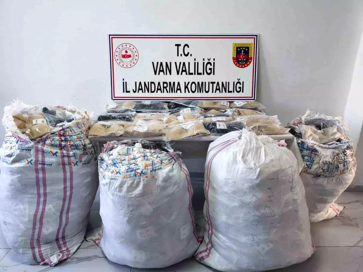 vanda jandarma kacakcilik operasyonu 1 milyon tllik esya ele gecirildi hiKvFwXr