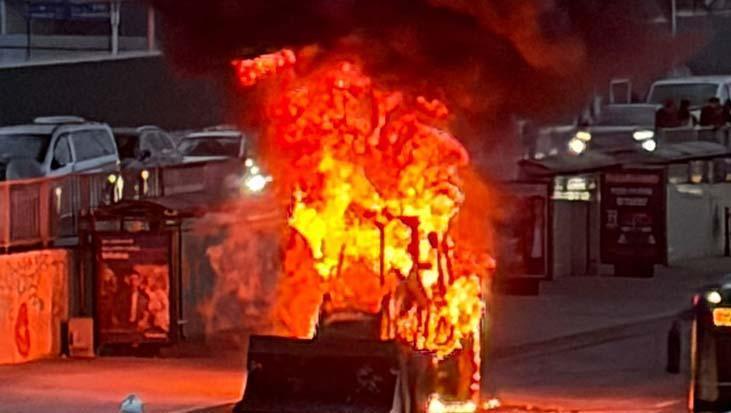 cevizlibagda d 100de hareket halindeki is makinesi bir anda alev aldi PpAV8L47.jpg