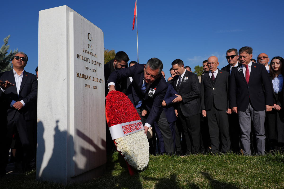 chp genel baskani ozgur ozel vefatinin 19uncu yili dolayisiyla bulent ecevitin kabrini ziyaret etti uBMW4yFA.png