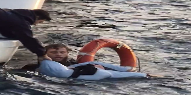 istanbul bogazinda insanlik dersi vapurdan dusen turisti baska bir turist kurtadirdi bvQXIxyc.jpg