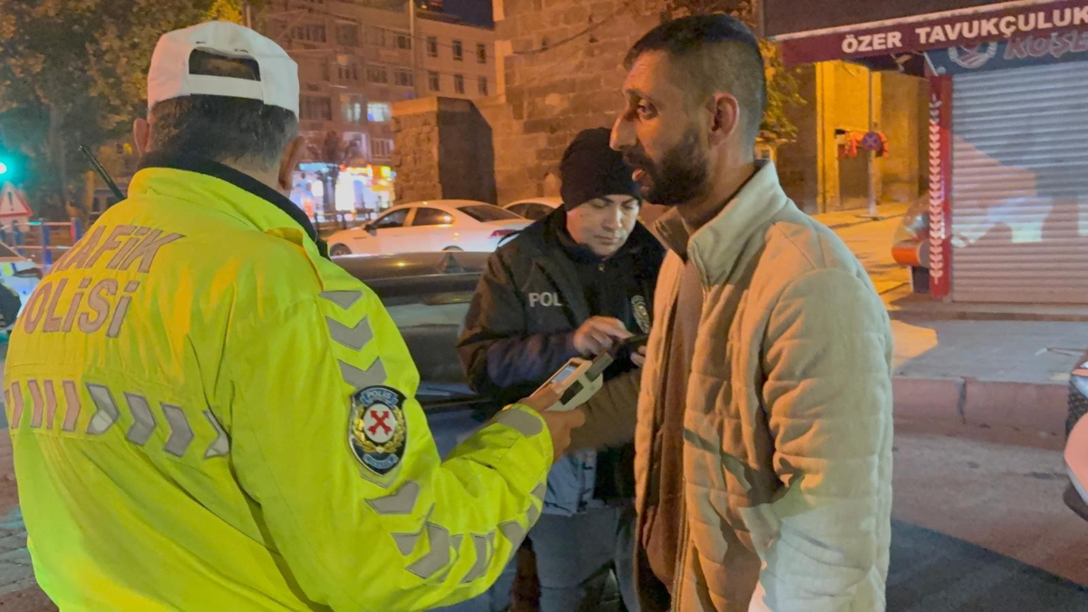 kayseride alkollu surucu kimlik isteyen polise sosyal medya hesabini acti ulBEu8ye.jpg