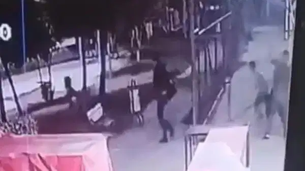 lise ogrencileri darbedilip bicaklandi yasi kucuk 6 supheli yakalandi Au6kXcDQ.jpg