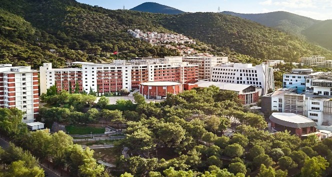 İzmir Ekonomi Üniversitesi’nde fotoğraf krizi. Soruşturma başlatıldı