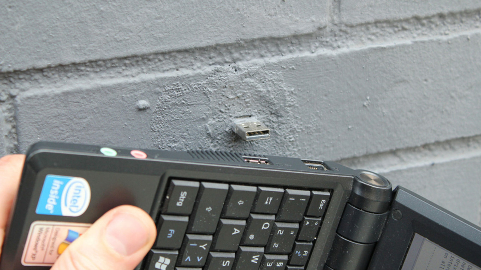 Şehir duvarlarındaki gizemli USB bellekler: Duvarlara gömülü USB bellekler ne saklıyor?