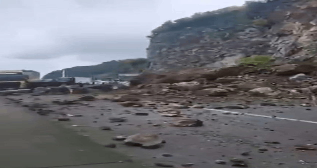Artvin’de Meydana Gelen Heyelan Yol Ulaşımını Engelledi