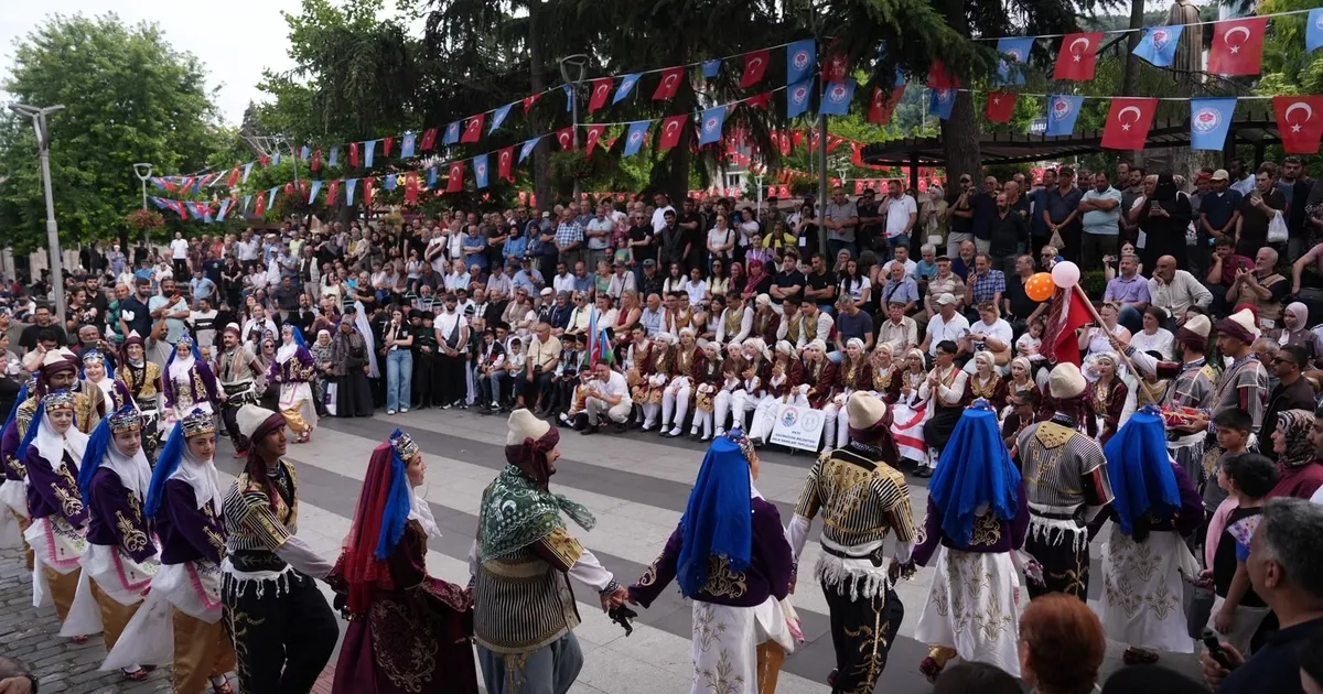 Trabzonda uluslararasi horon festivaline yogun ilgi zswglnRw